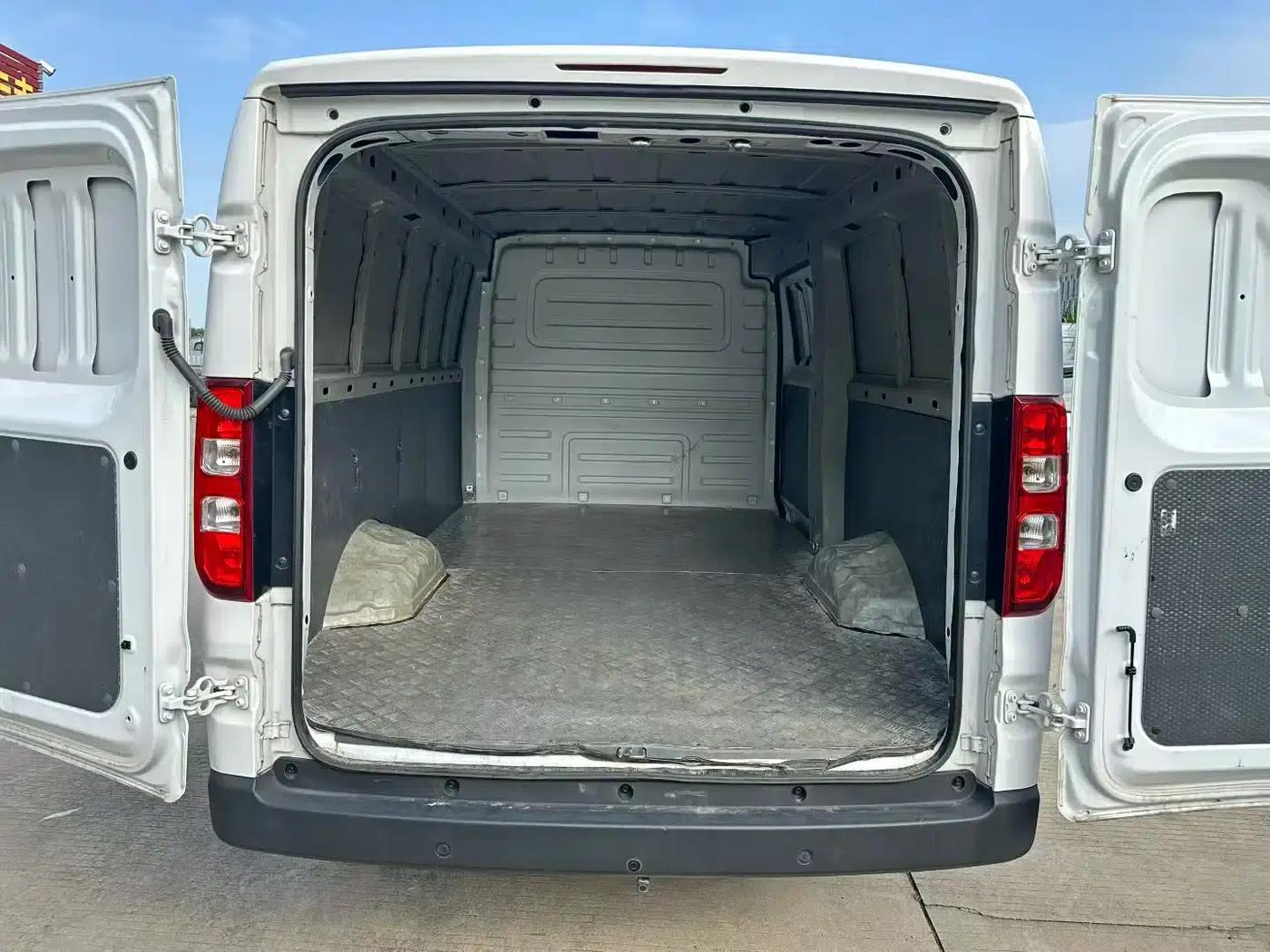 Wuling Yangguang 2024 Model 300km Practical Closed-Window Version 60kW — миниатюра 7