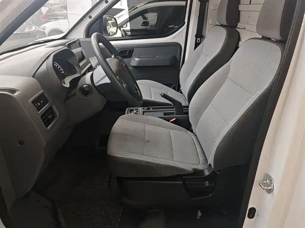Wuling Yangguang 2024 Model 300km Comfort Edition with Closed Windows 60kW — миниатюра 15
