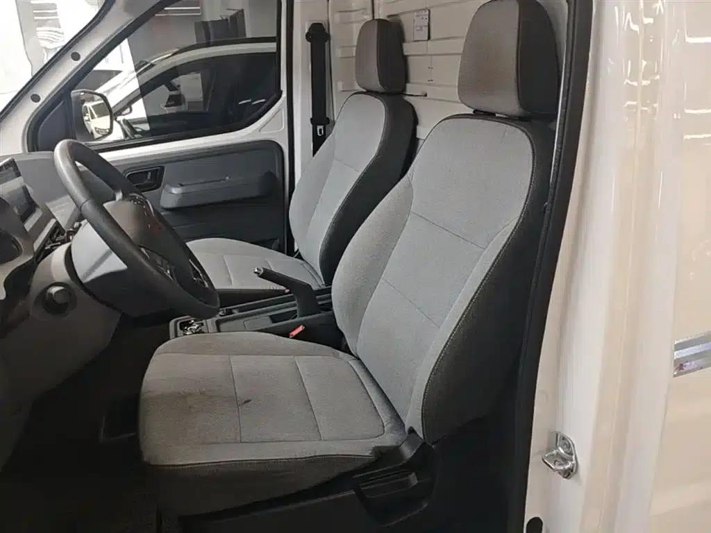 Wuling Yangguang 2024 Model 300km Comfort Edition with Closed Windows 60kW — миниатюра 17