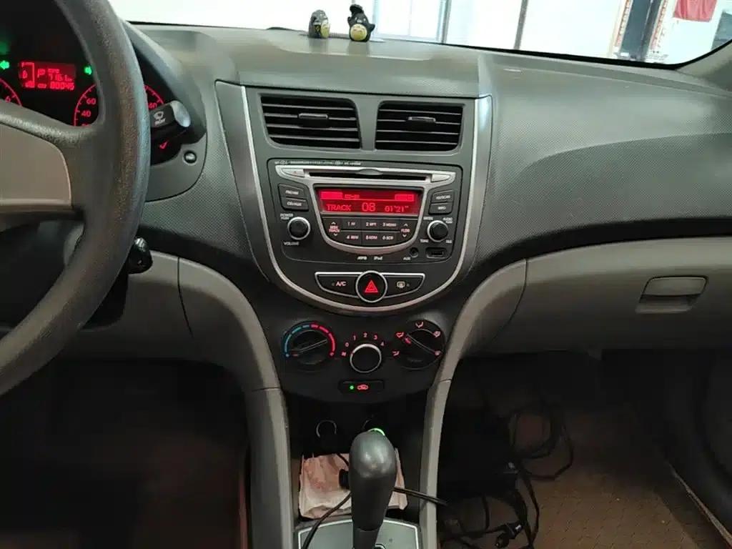 2014 Hyundai Reina 1.4L Automatic Intelligent GLS — миниатюра 13