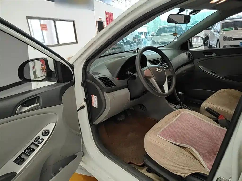 2014 Hyundai Reina 1.4L Automatic Intelligent GLS — миниатюра 16
