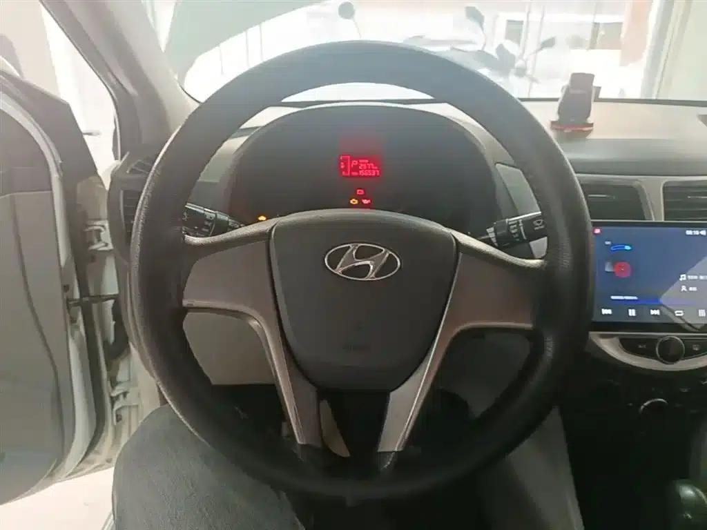 2014 Hyundai Reina 1.4L Automatic Intelligent GLS — миниатюра 11