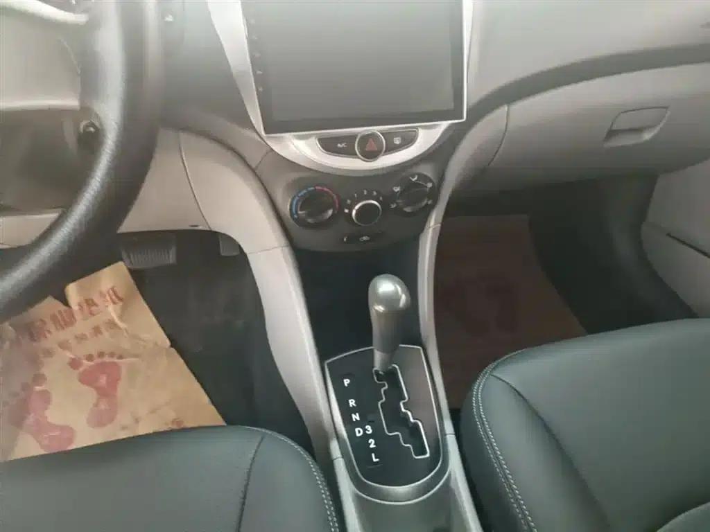 2014 Hyundai Reina 1.4L Automatic Intelligent GLS — миниатюра 14