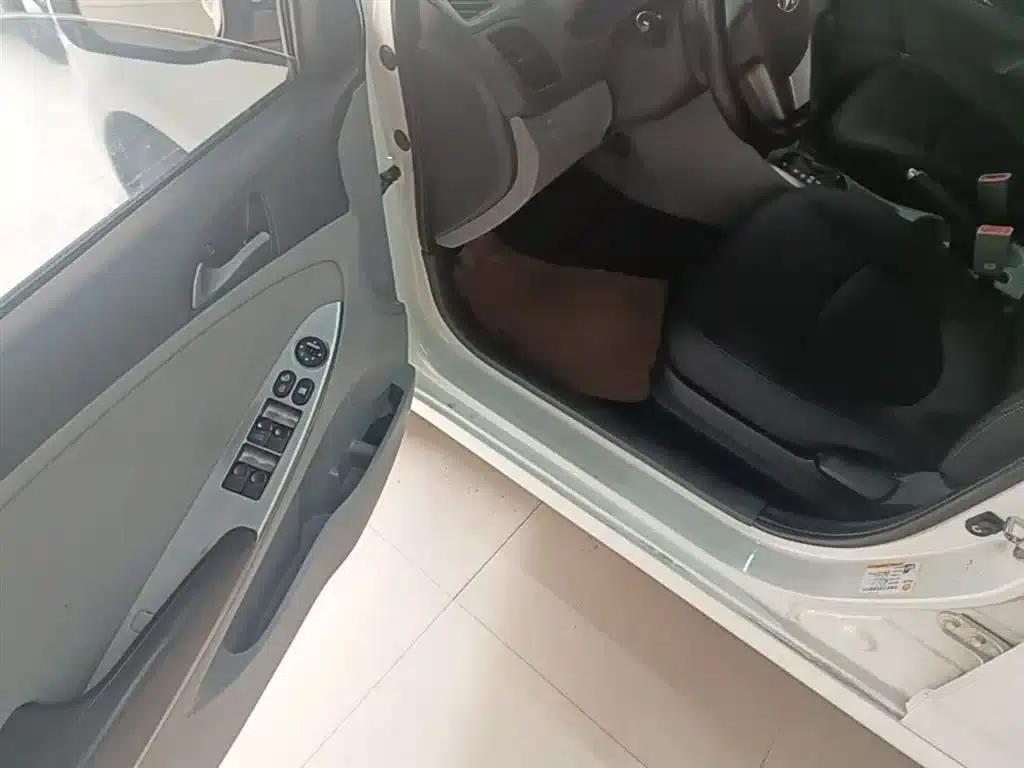 2014 Hyundai Reina 1.4L Automatic Intelligent GLS — миниатюра 16