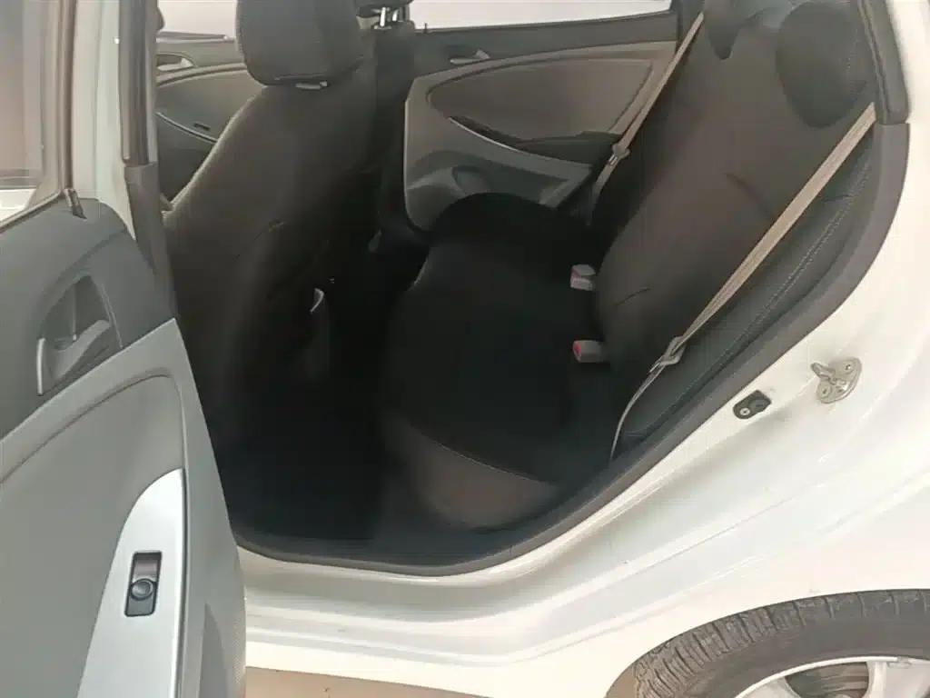 2014 Hyundai Reina 1.4L Automatic Intelligent GLS — миниатюра 17