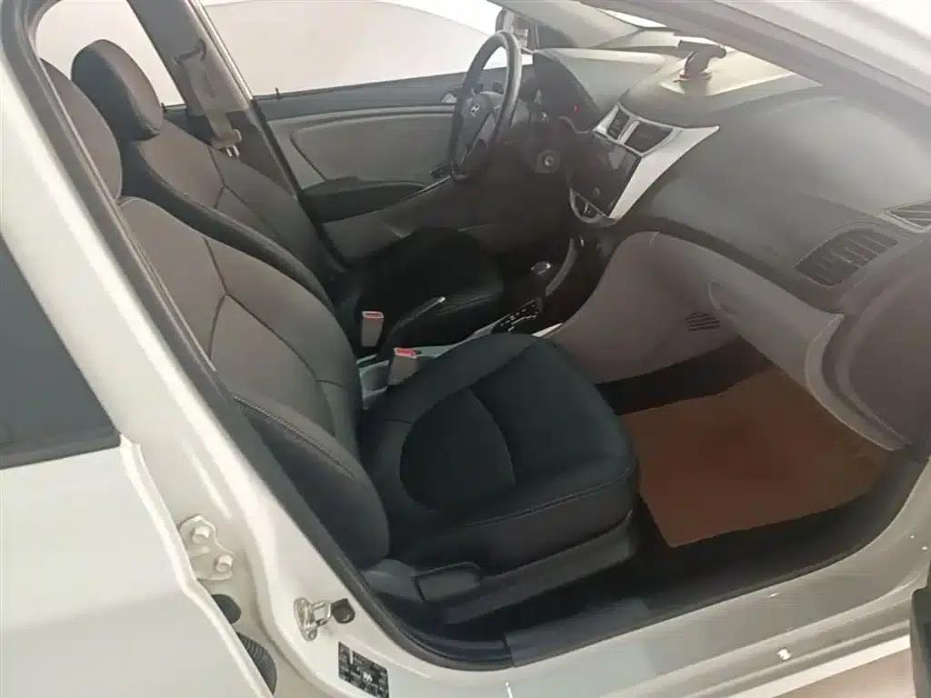 2014 Hyundai Reina 1.4L Automatic Intelligent GLS — миниатюра 25