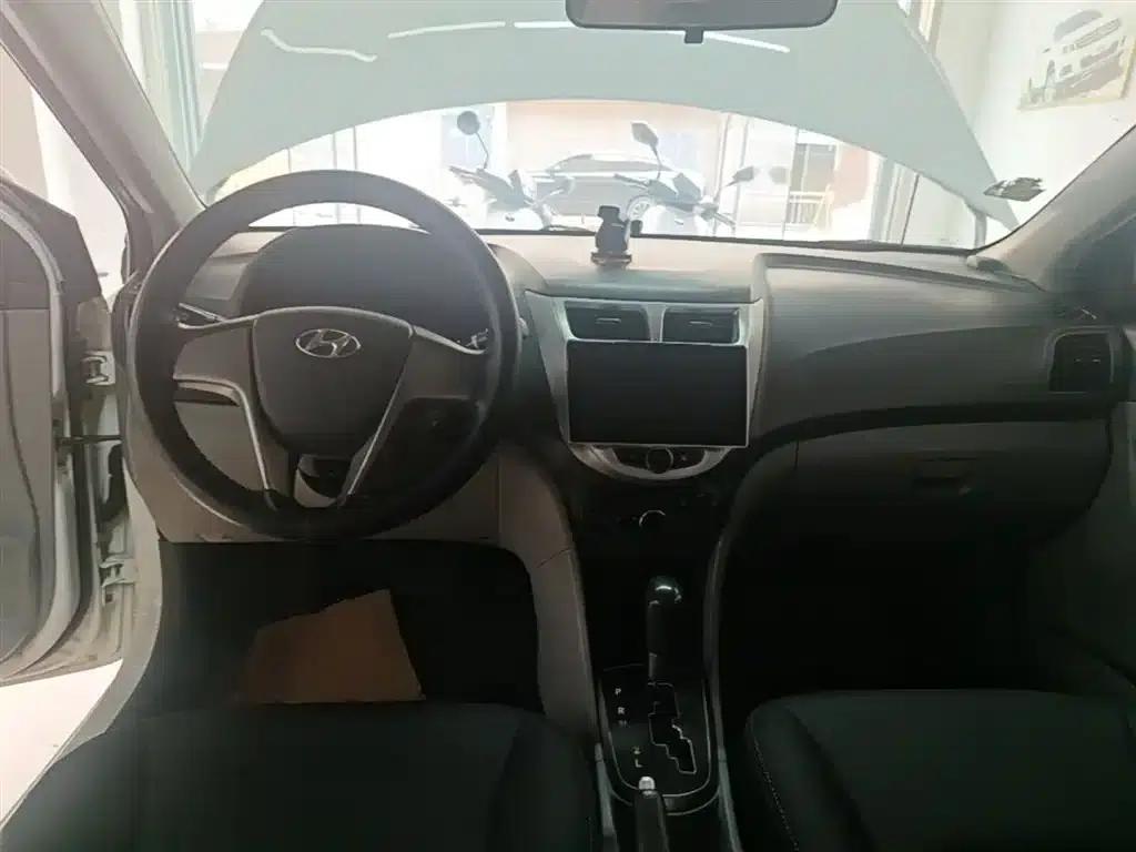 2014 Hyundai Reina 1.4L Automatic Intelligent GLS — миниатюра 10