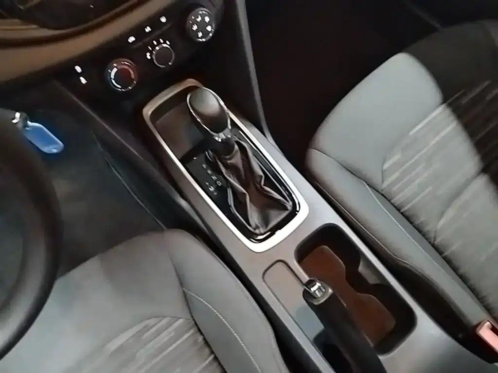 Chevrolet Cruze 2019 320 Automatic Sunroof Edition — миниатюра 14