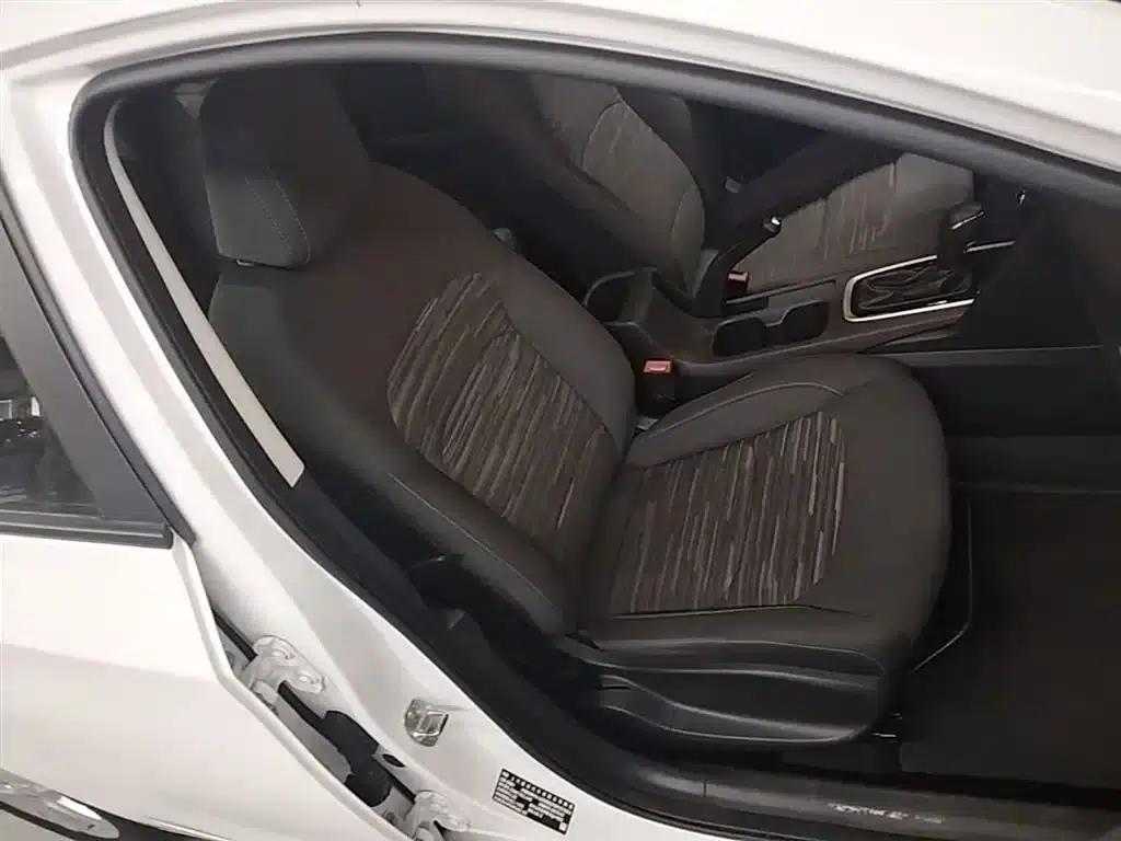 Chevrolet Cruze 2019 320 Automatic Sunroof Edition — миниатюра 25