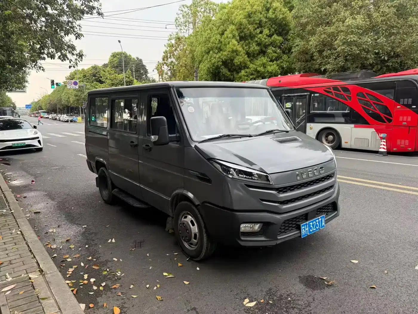 Iveco DeYi 2023 2.5T A35M1 Short Wheelbase Low Roof Dual Tires Manual Door 5-9 Seats — миниатюра 2