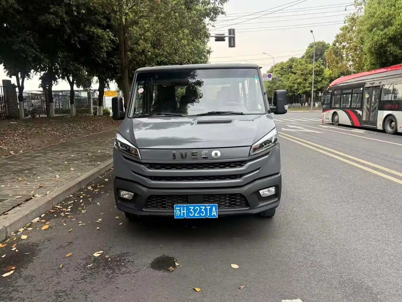 Iveco DeYi 2023 2.5T A35M1 Short Wheelbase Low Roof Dual Tires Manual Door 5-9 Seats — миниатюра 3