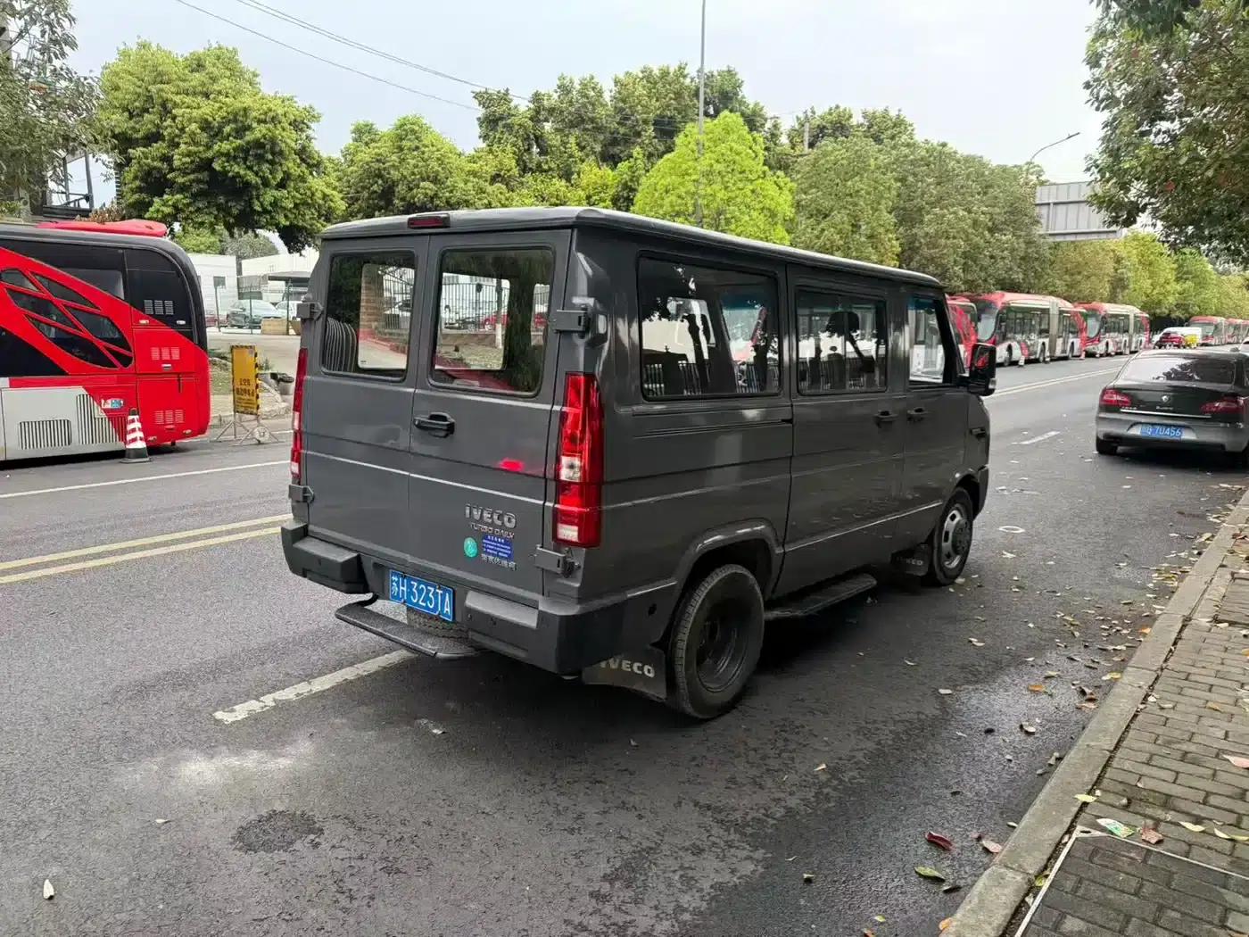 Iveco DeYi 2023 2.5T A35M1 Short Wheelbase Low Roof Dual Tires Manual Door 5-9 Seats — миниатюра 4