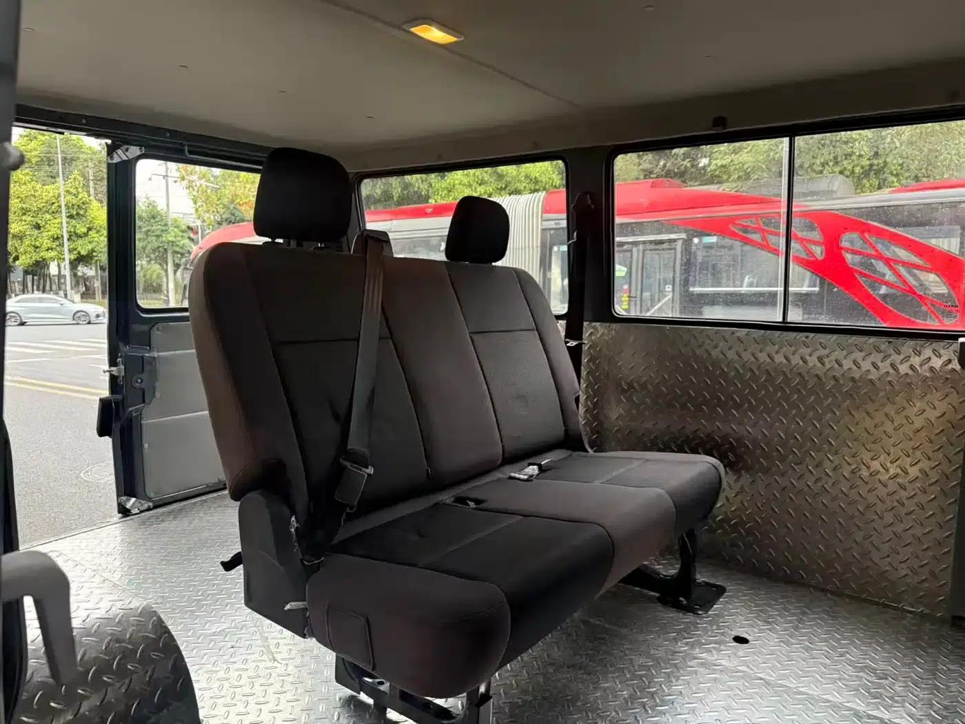 Iveco DeYi 2023 2.5T A35M1 Short Wheelbase Low Roof Dual Tires Manual Door 5-9 Seats — миниатюра 9