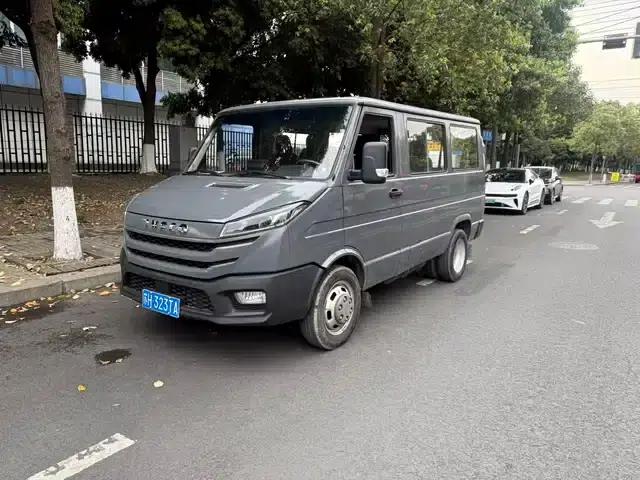 Iveco DeYi 2023 2.5T A35M1 Short Wheelbase Low Roof Dual Tires Manual Door 5-9 Seats
