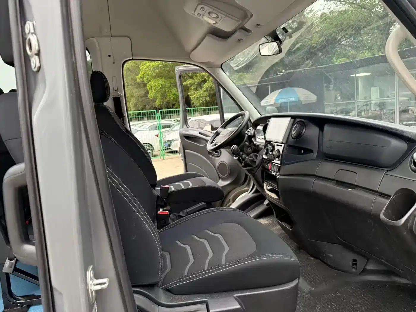 Iveco Daily 2021 3.0T Manual Commercial Long Wheelbase High Roof Side Sliding Door F1C — миниатюра 4