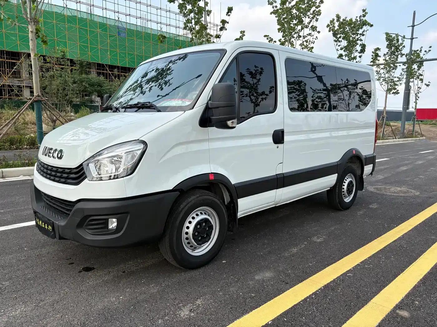 Iveco Daily 2021 2.0T Manual Short Wheelbase Low Roof Side Sliding Door F1A — миниатюра 1