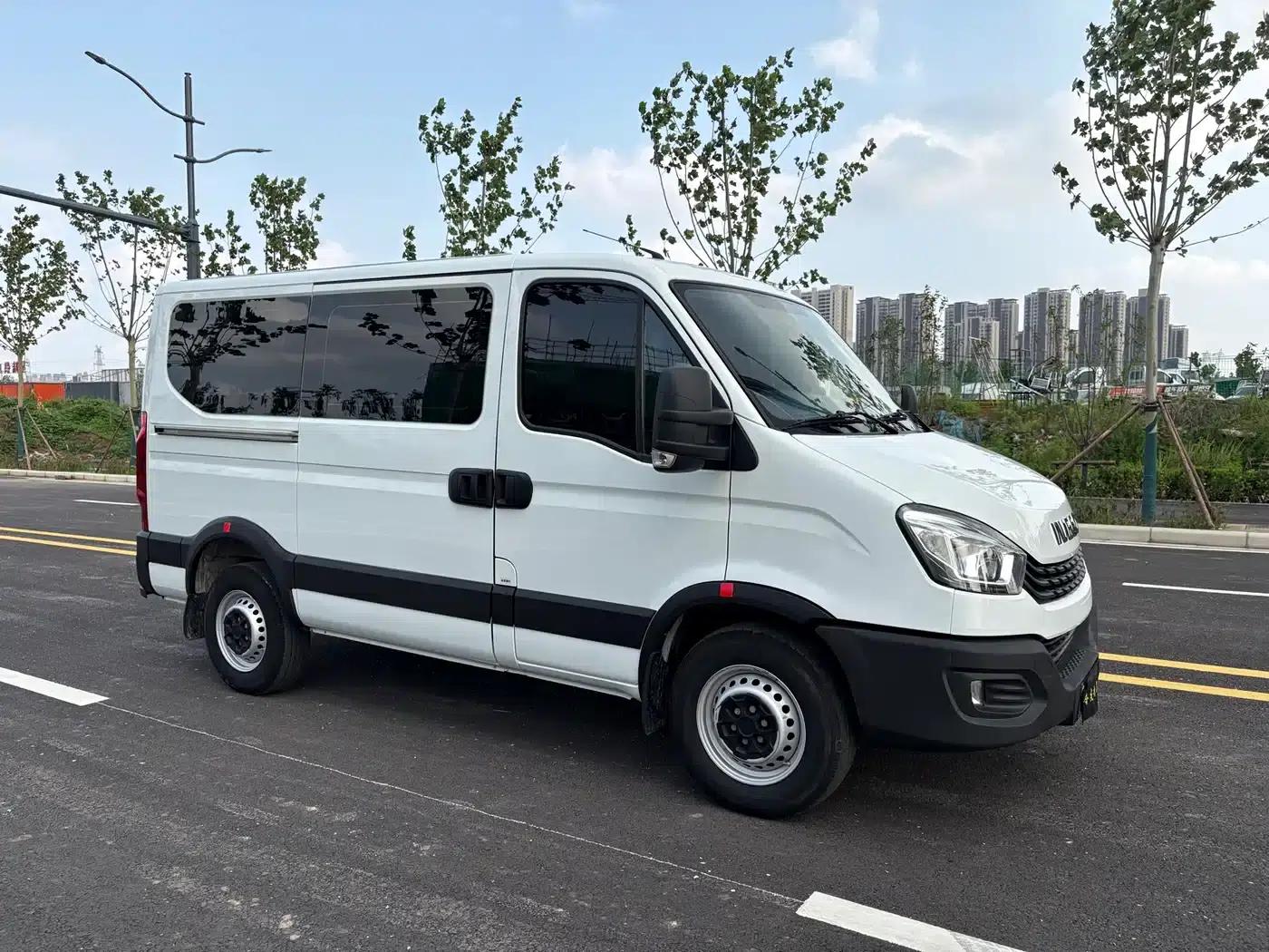 Iveco Daily 2021 2.0T Manual Short Wheelbase Low Roof Side Sliding Door F1A — миниатюра 2