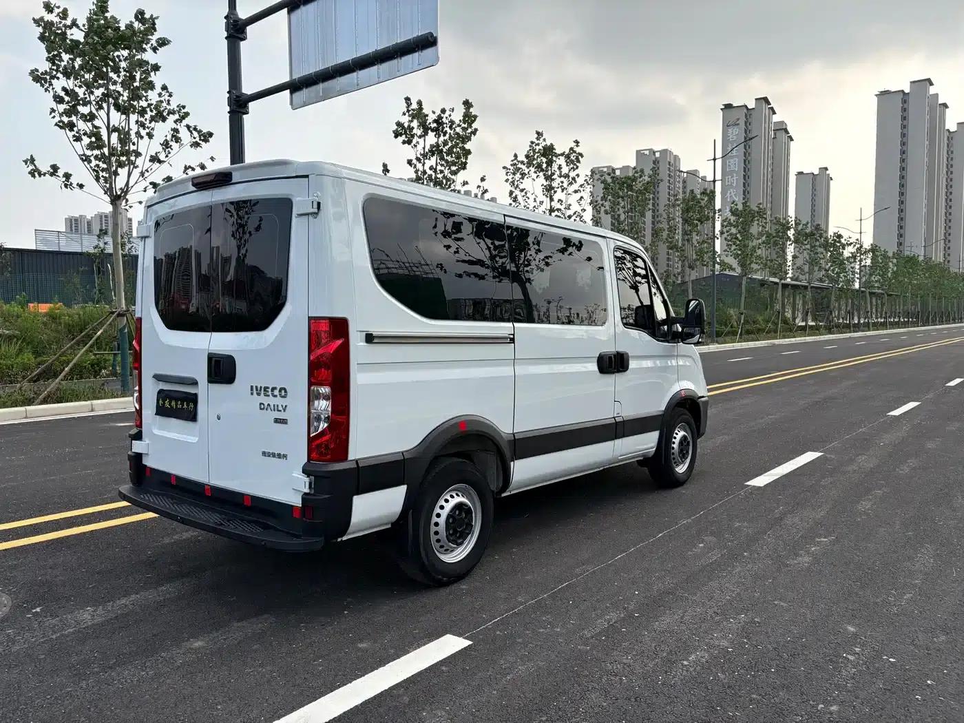 Iveco Daily 2021 2.0T Manual Short Wheelbase Low Roof Side Sliding Door F1A — миниатюра 3