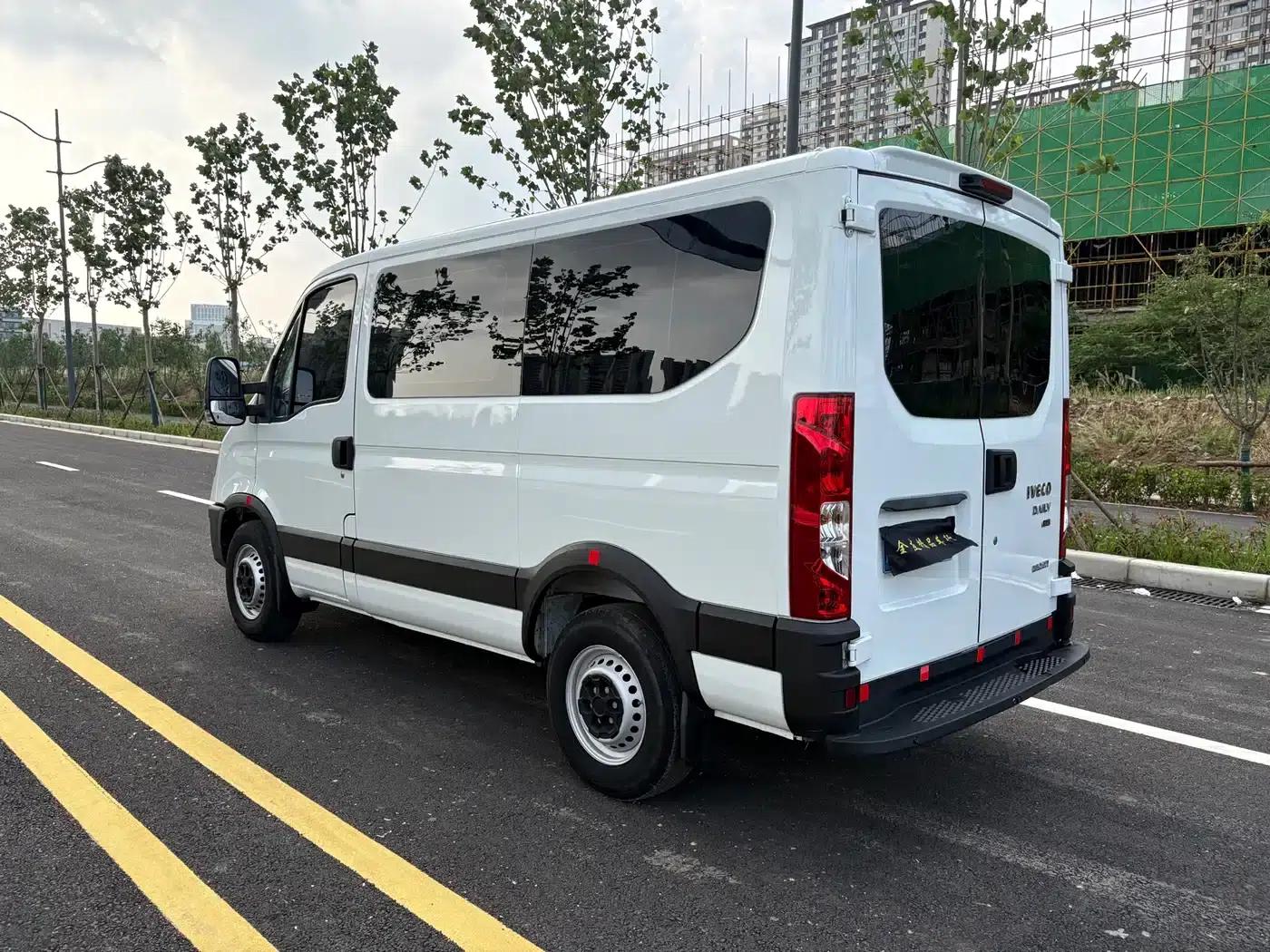 Iveco Daily 2021 2.0T Manual Short Wheelbase Low Roof Side Sliding Door F1A — миниатюра 4