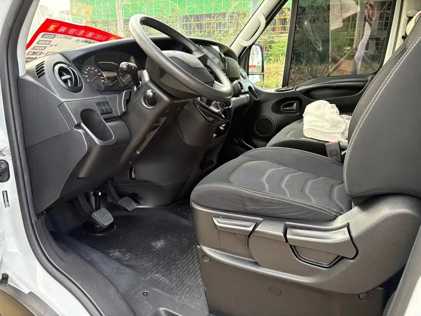 Iveco Daily 2021 2.0T Manual Short Wheelbase Low Roof Side Sliding Door F1A — миниатюра 5