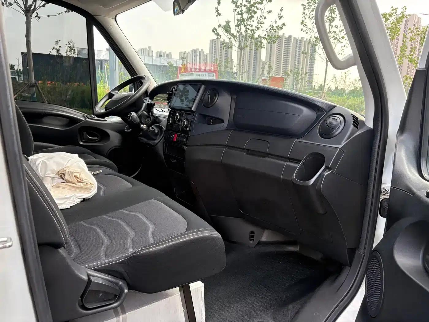 Iveco Daily 2021 2.0T Manual Short Wheelbase Low Roof Side Sliding Door F1A — миниатюра 6