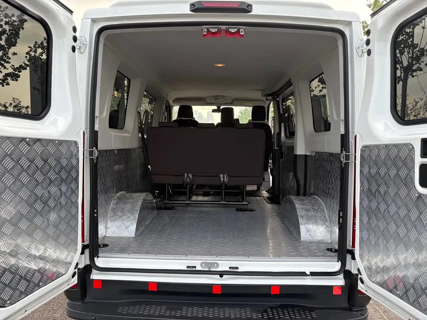 Iveco Daily 2021 2.0T Manual Short Wheelbase Low Roof Side Sliding Door F1A — миниатюра 9