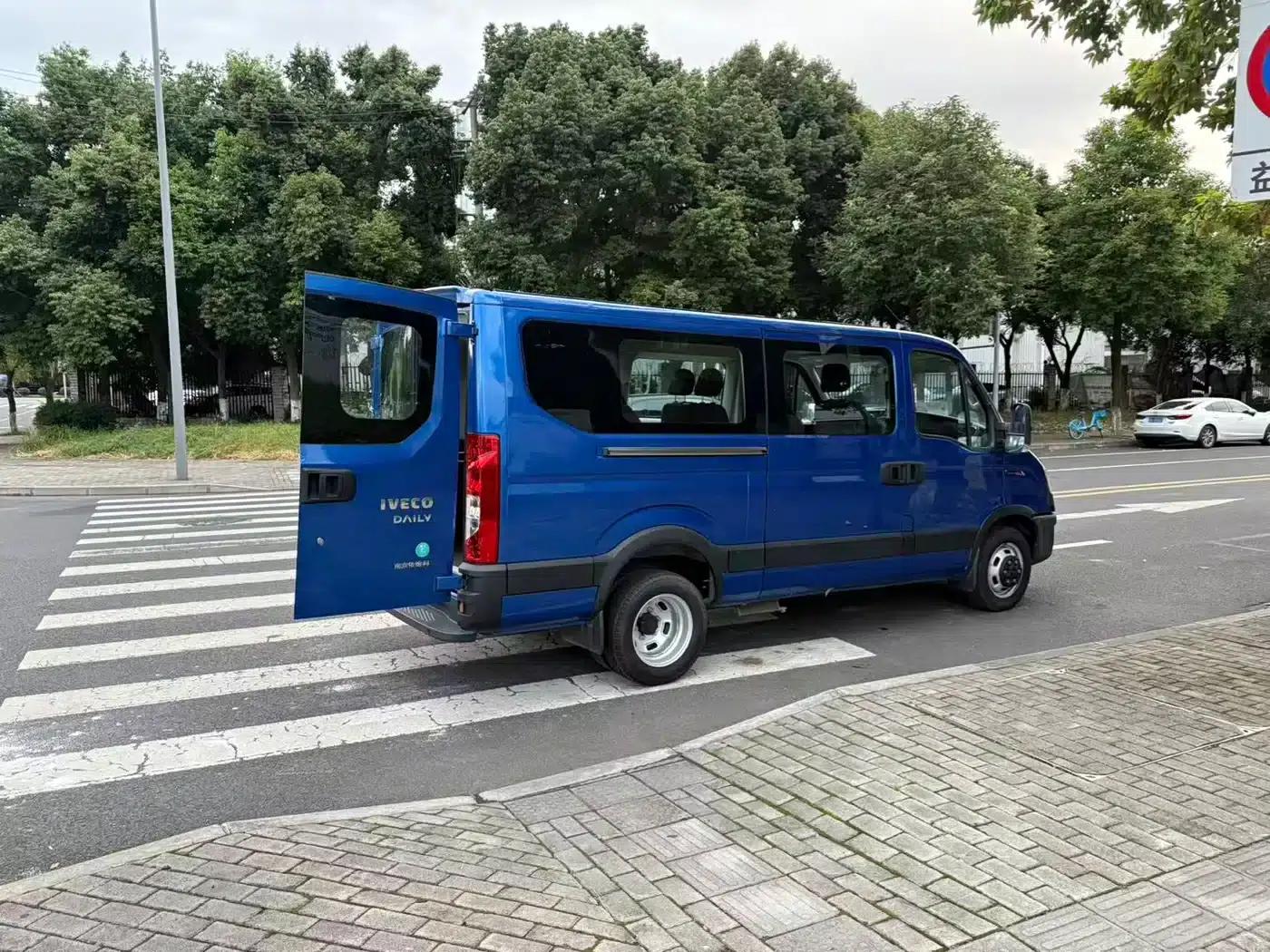 Iveco Daily 2021 3.0T Automatic Commercial Long Wheelbase Short Overhang High Roof Manual Door F1C — миниатюра 3
