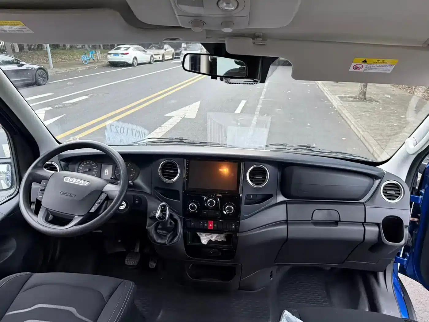 Iveco Daily 2021 3.0T Automatic Commercial Long Wheelbase Short Overhang High Roof Manual Door F1C — миниатюра 4