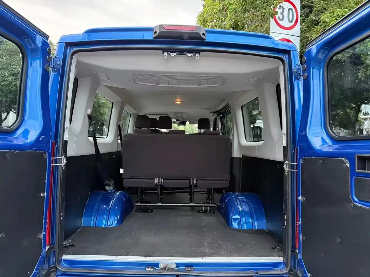 Iveco Daily 2021 3.0T Automatic Commercial Long Wheelbase Short Overhang High Roof Manual Door F1C — миниатюра 6