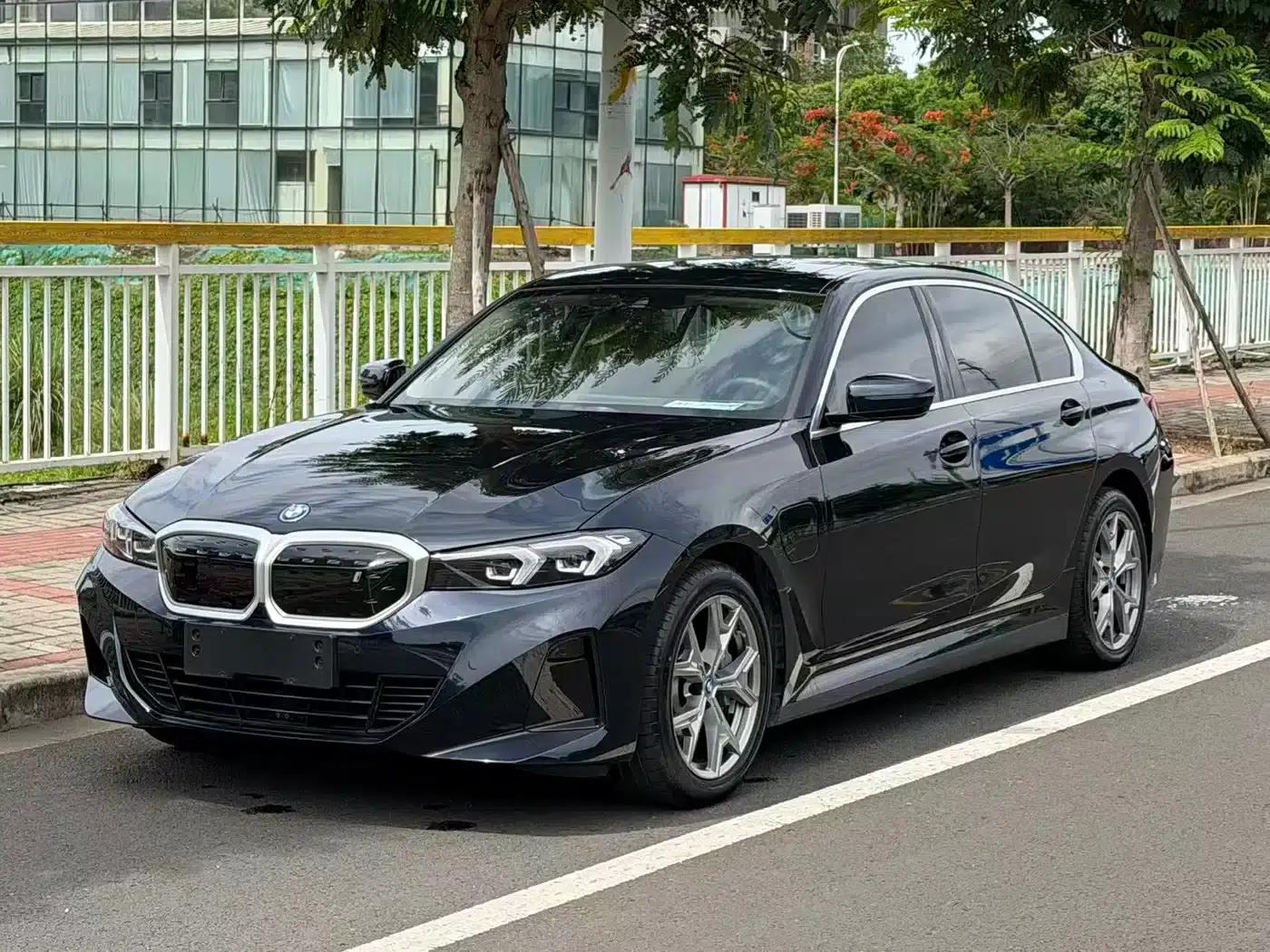 BMW i3 2022 eDrive 35L — миниатюра 1