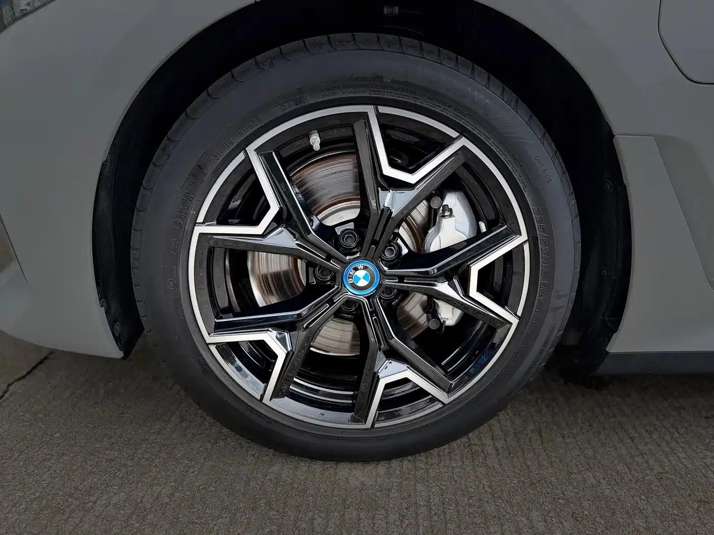 BMW i3 2024 eDrive 40 L Shadow Edition — миниатюра 12