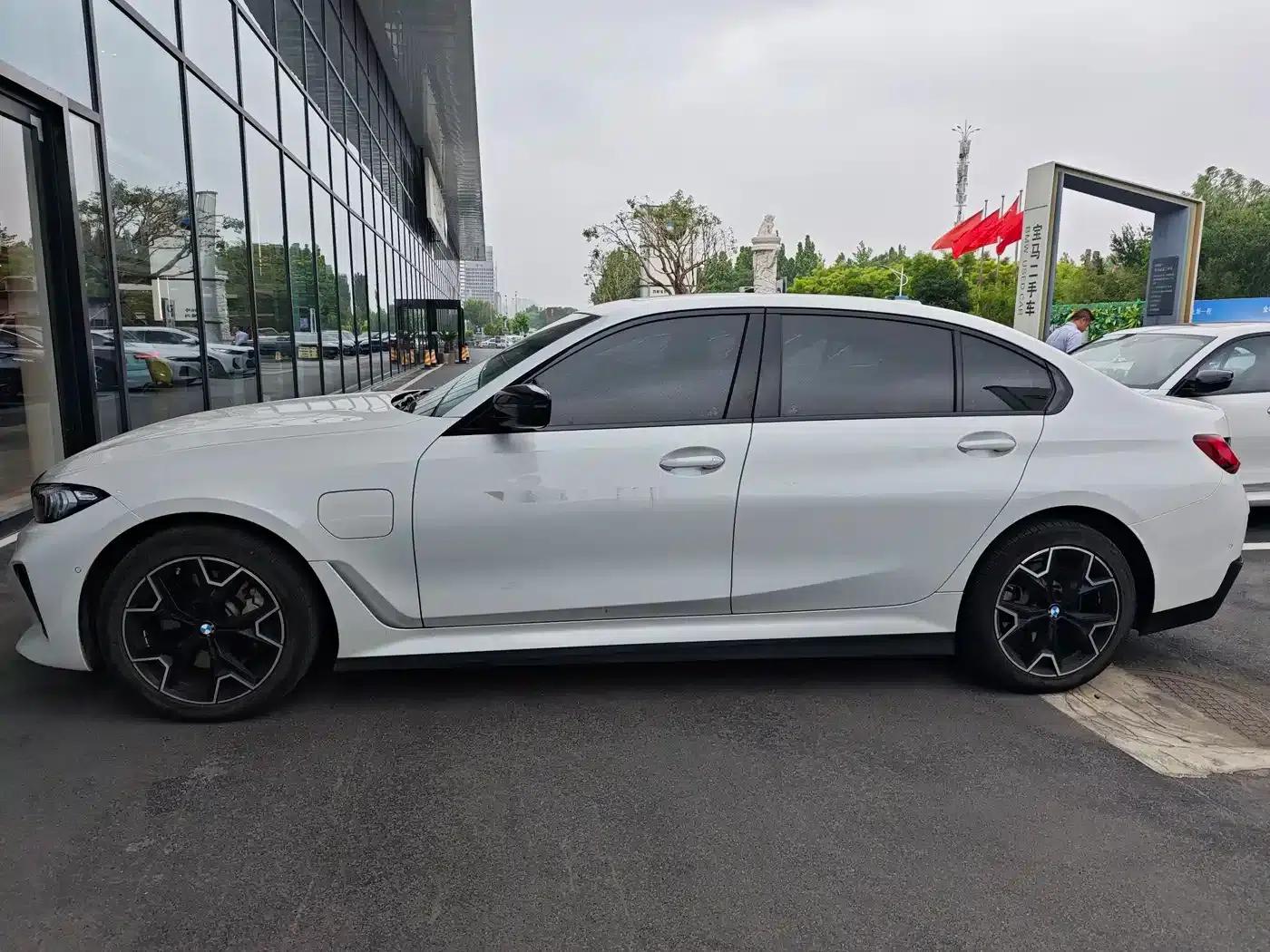 BMW i3 2025 eDrive 40 L Shadow Edition — миниатюра 3