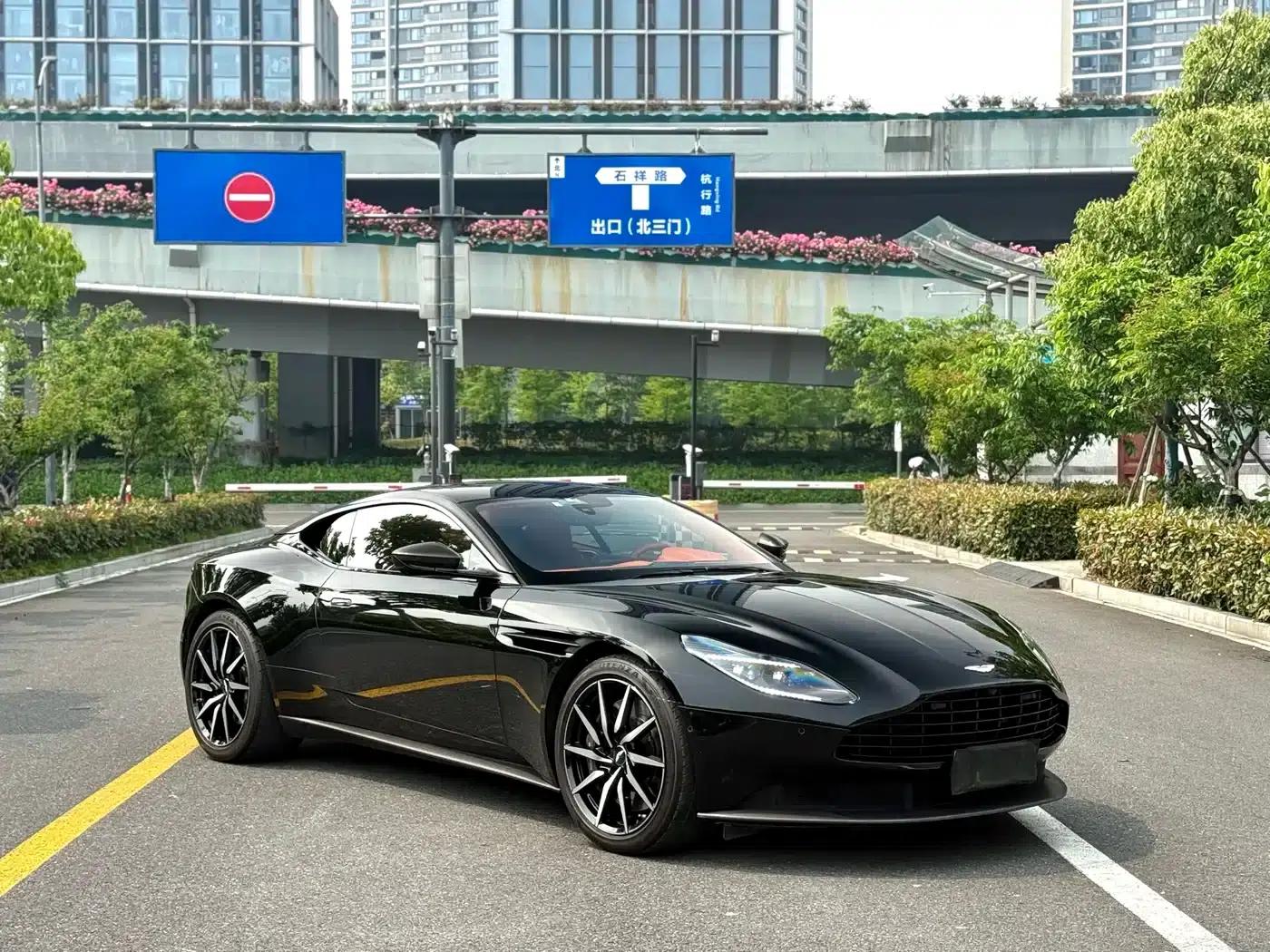 Aston Martin DB11 2022 4.0T V8 Coupe — миниатюра 2