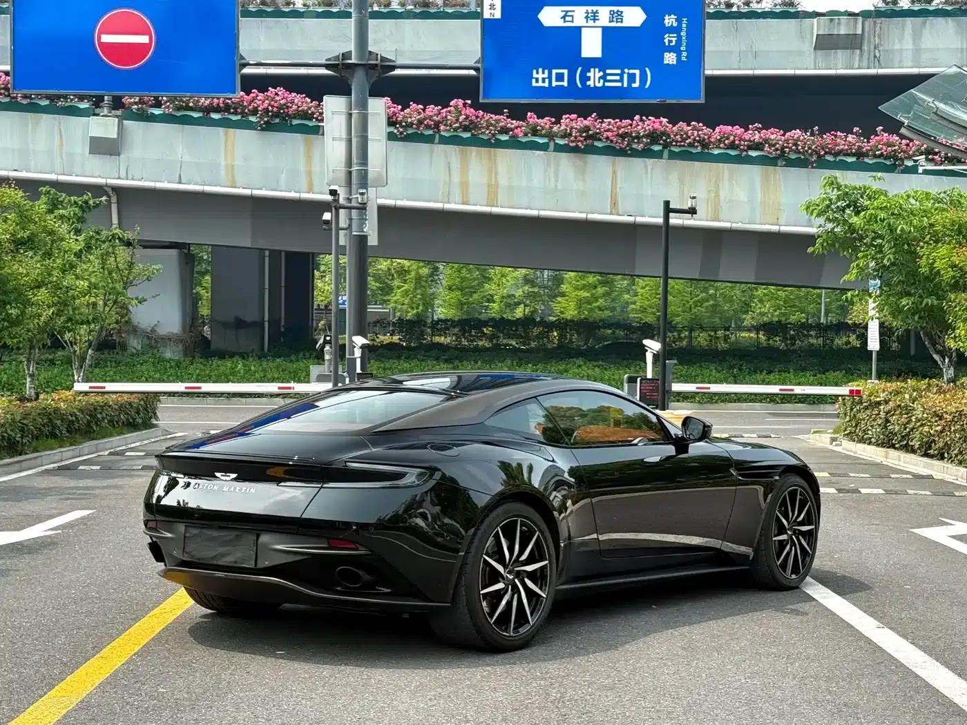 Aston Martin DB11 2022 4.0T V8 Coupe — миниатюра 7