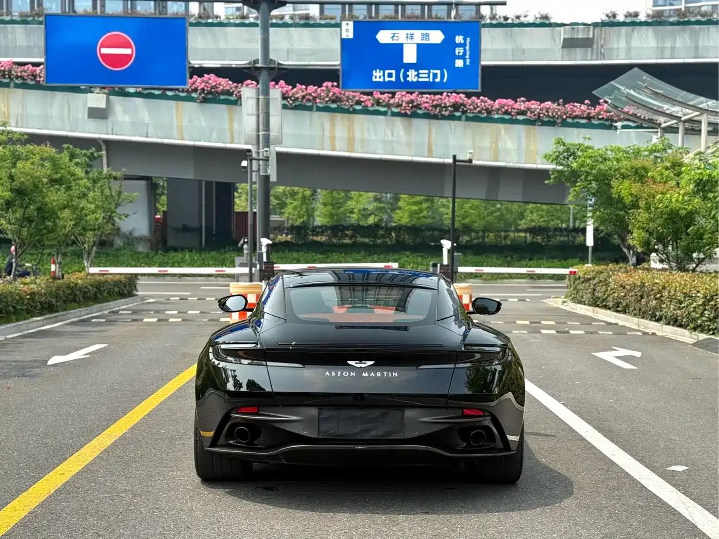 Aston Martin DB11 2022 4.0T V8 Coupe — миниатюра 8