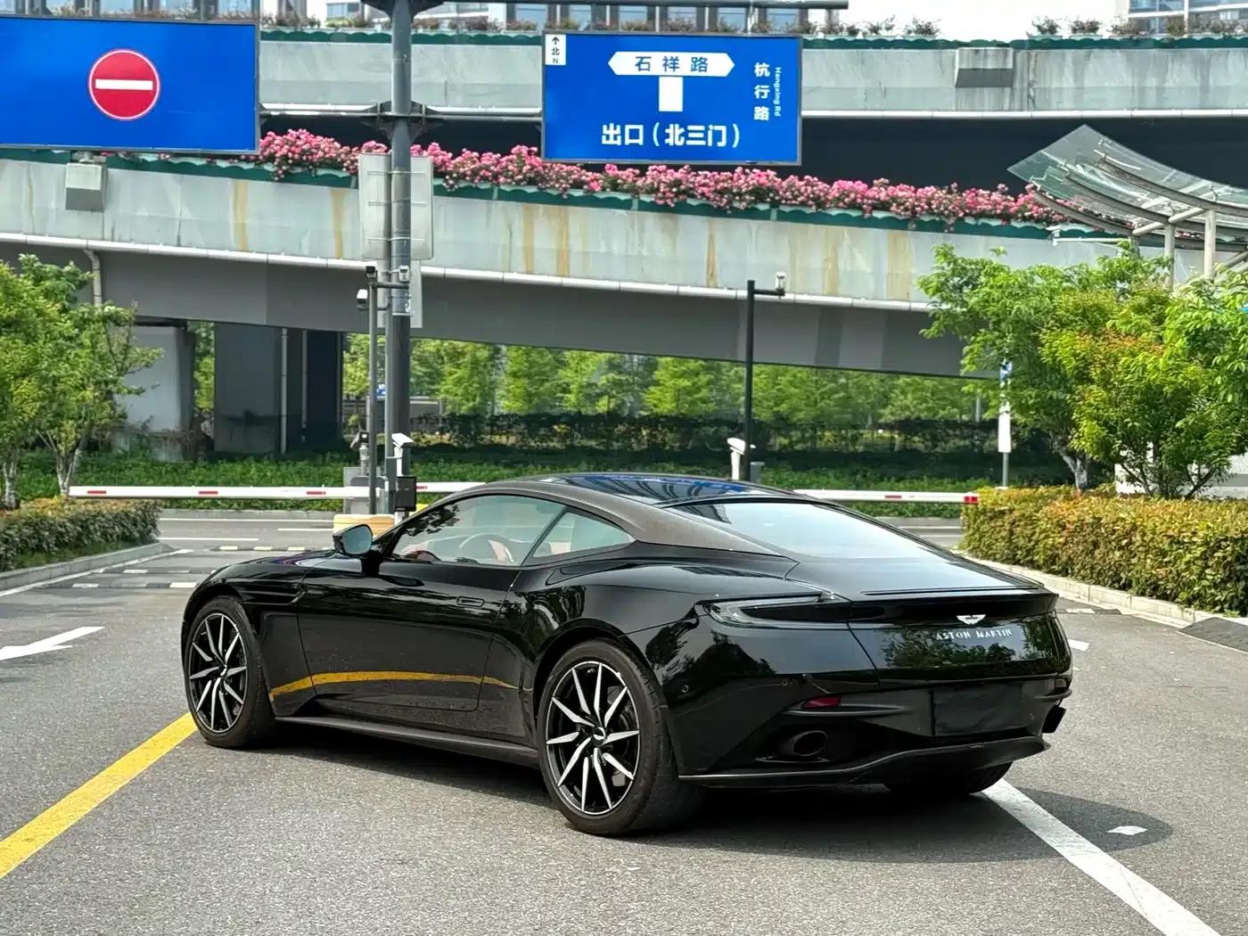 Aston Martin DB11 2022 4.0T V8 Coupe — миниатюра 9