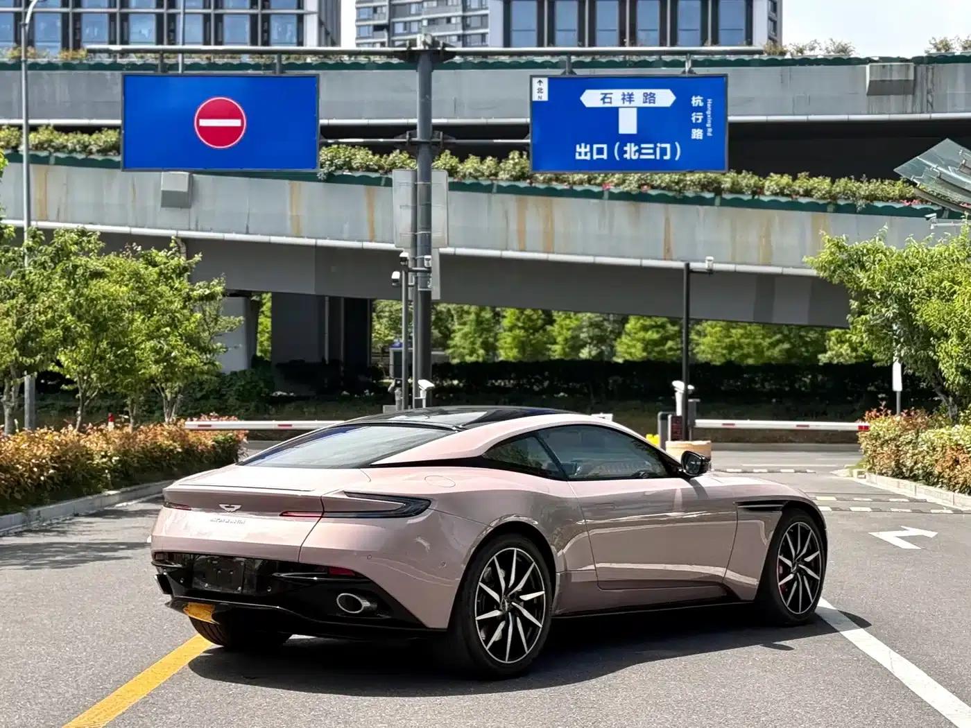 Aston Martin DB11 2019 4.0T V8 Coupe — миниатюра 3