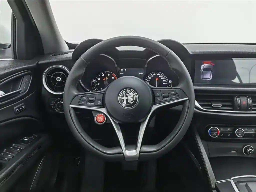 2017 Stelvio 2.0T 200HP Luxury Edition — миниатюра 11