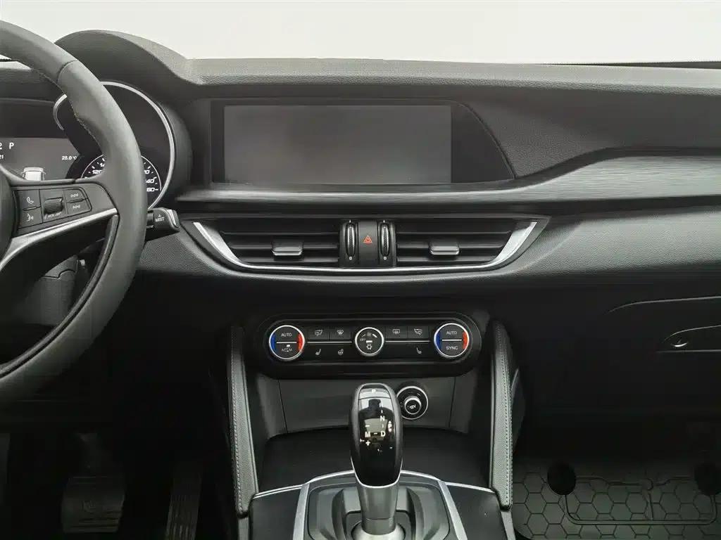 2017 Stelvio 2.0T 200HP Luxury Edition — миниатюра 12