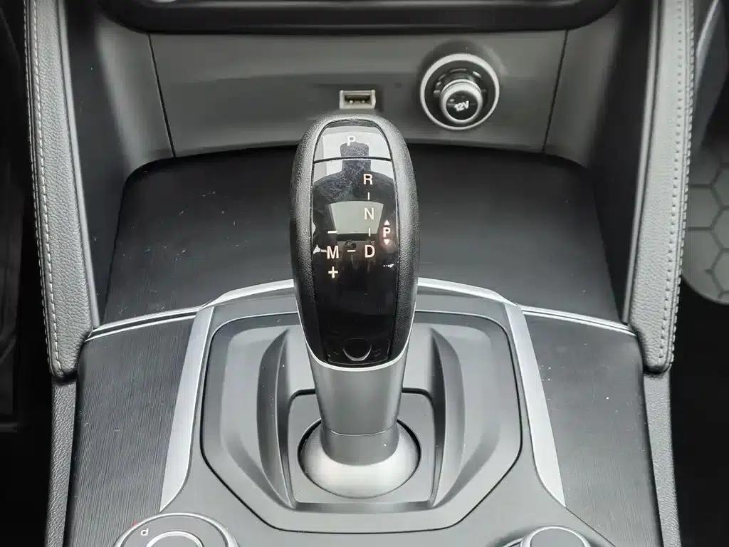 2017 Stelvio 2.0T 200HP Luxury Edition — миниатюра 13
