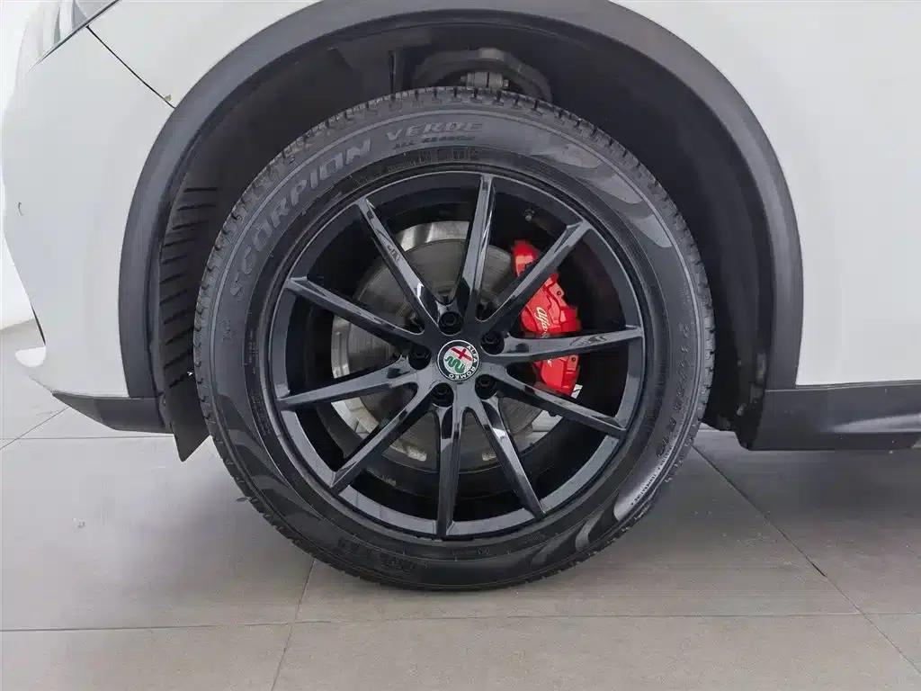 2017 Stelvio 2.0T 200HP Luxury Edition — миниатюра 17