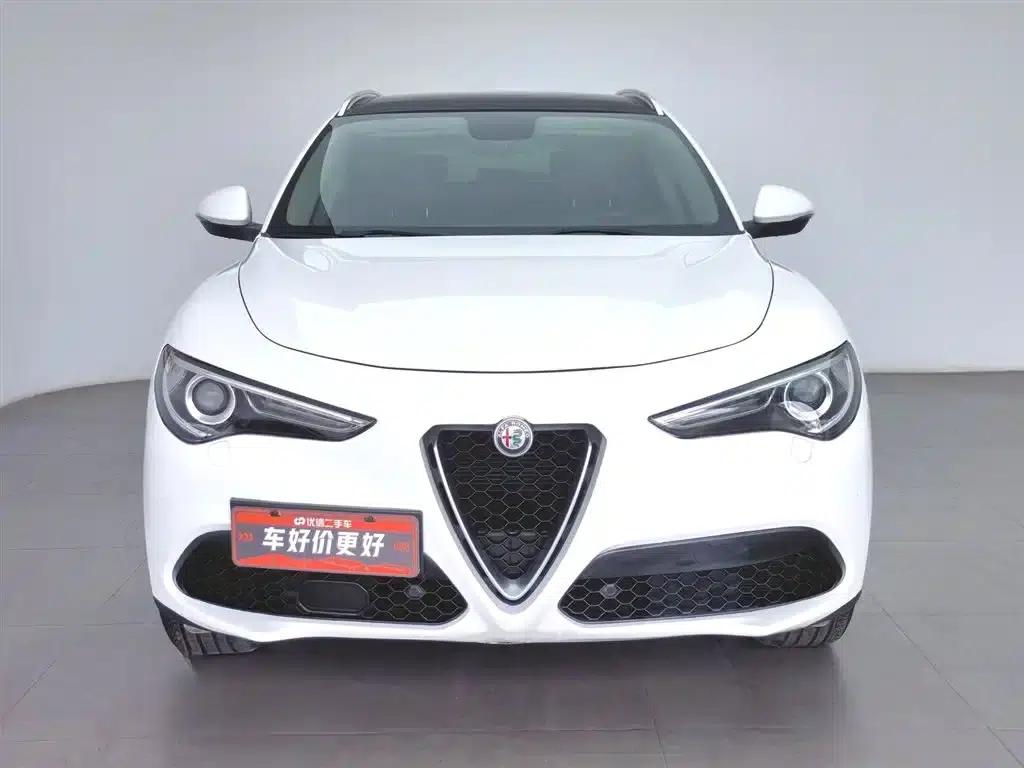 2017 Stelvio 2.0T 200HP Luxury Edition — миниатюра 3