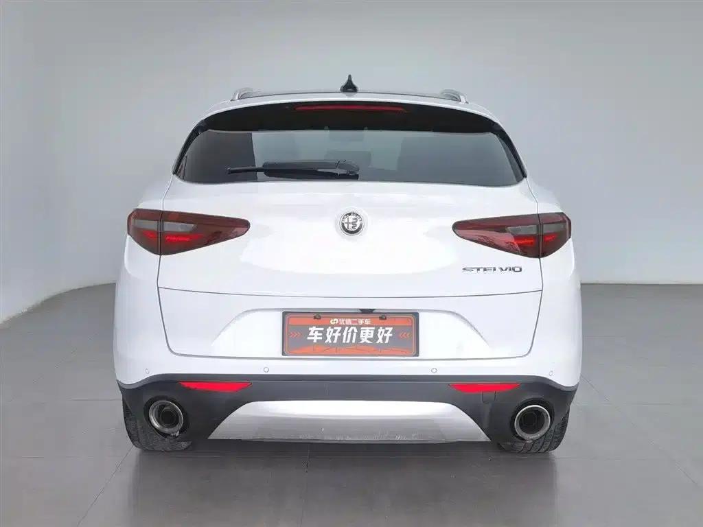2017 Stelvio 2.0T 200HP Luxury Edition — миниатюра 4