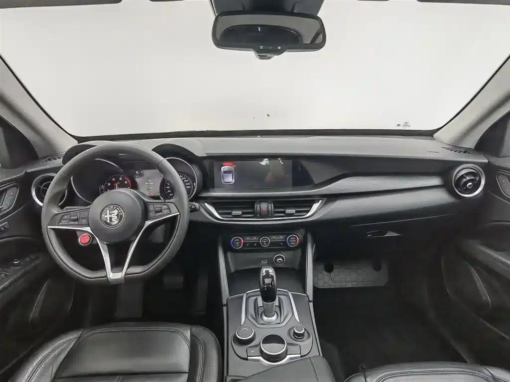 2017 Stelvio 2.0T 200HP Luxury Edition — миниатюра 5