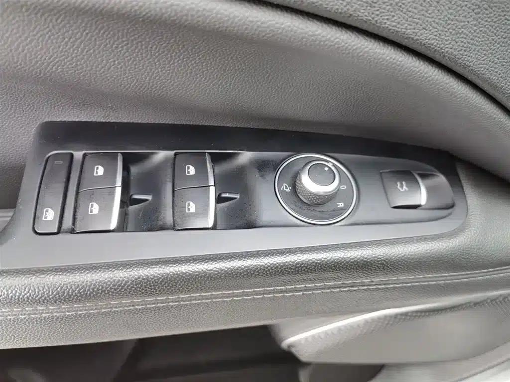 2017 Stelvio 2.0T 200HP Luxury Edition — миниатюра 9