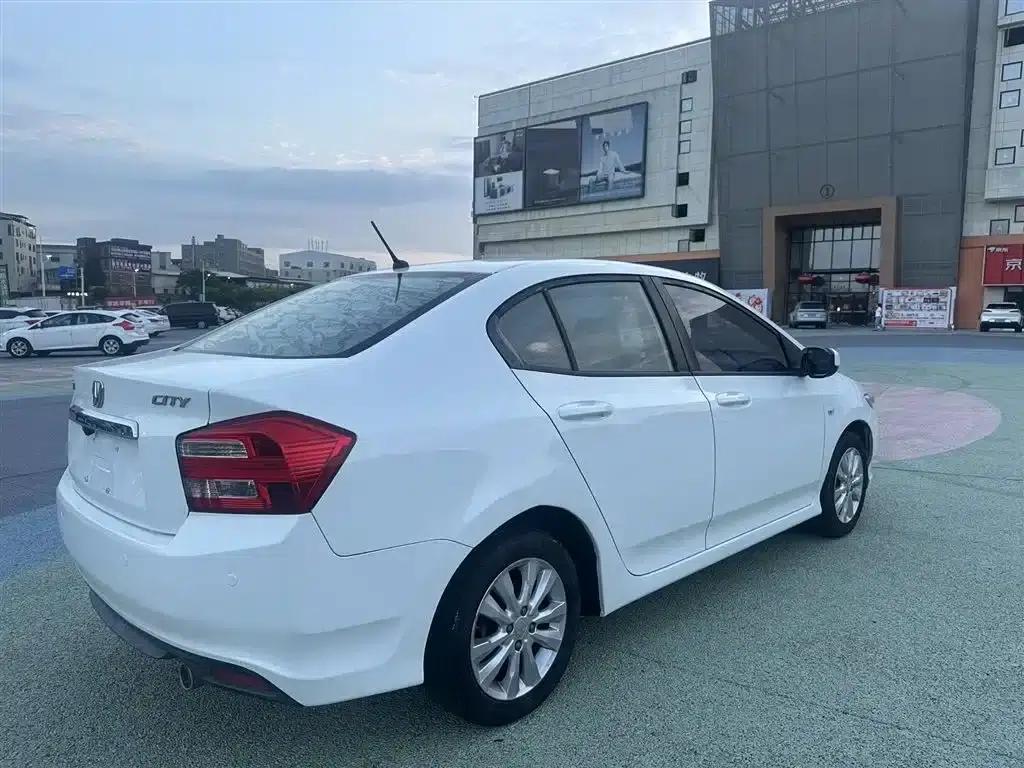 Honda City Classic 2014 Fashion 1.5L Automatic Elite Edition — миниатюра 7