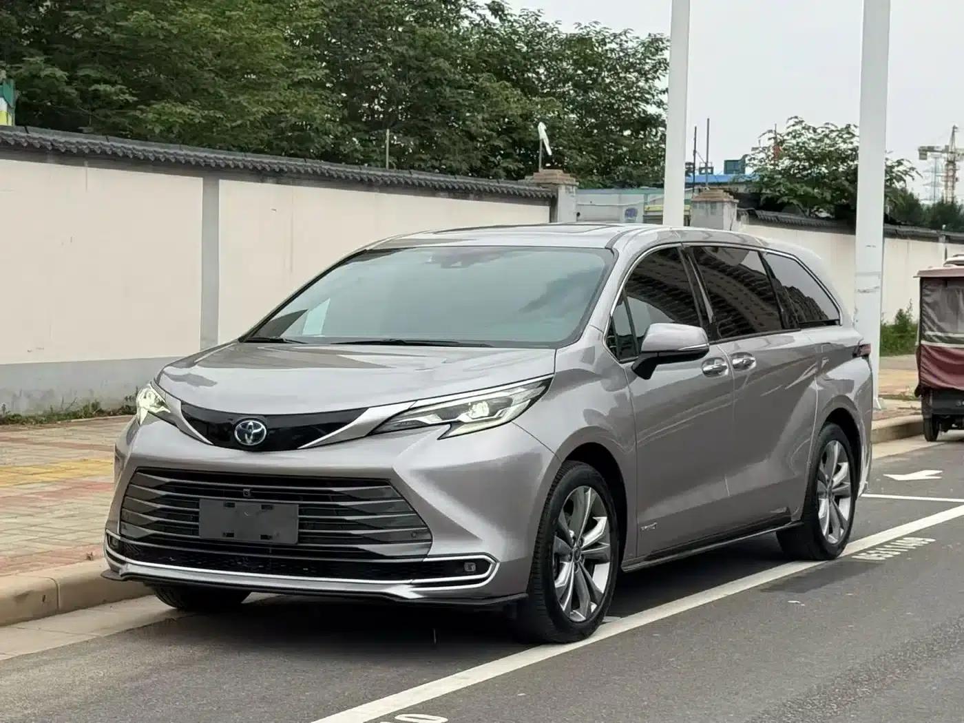 2024 Sienna 2.5L Hybrid Premium Edition — миниатюра 1
