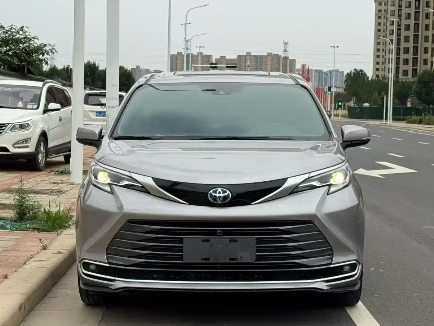 2024 Sienna 2.5L Hybrid Premium Edition — миниатюра 2