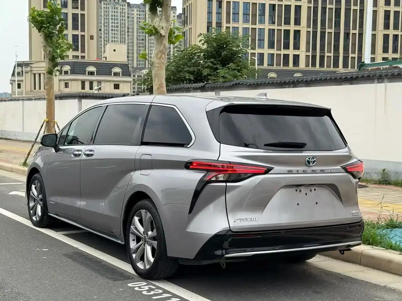 2024 Sienna 2.5L Hybrid Premium Edition — миниатюра 3
