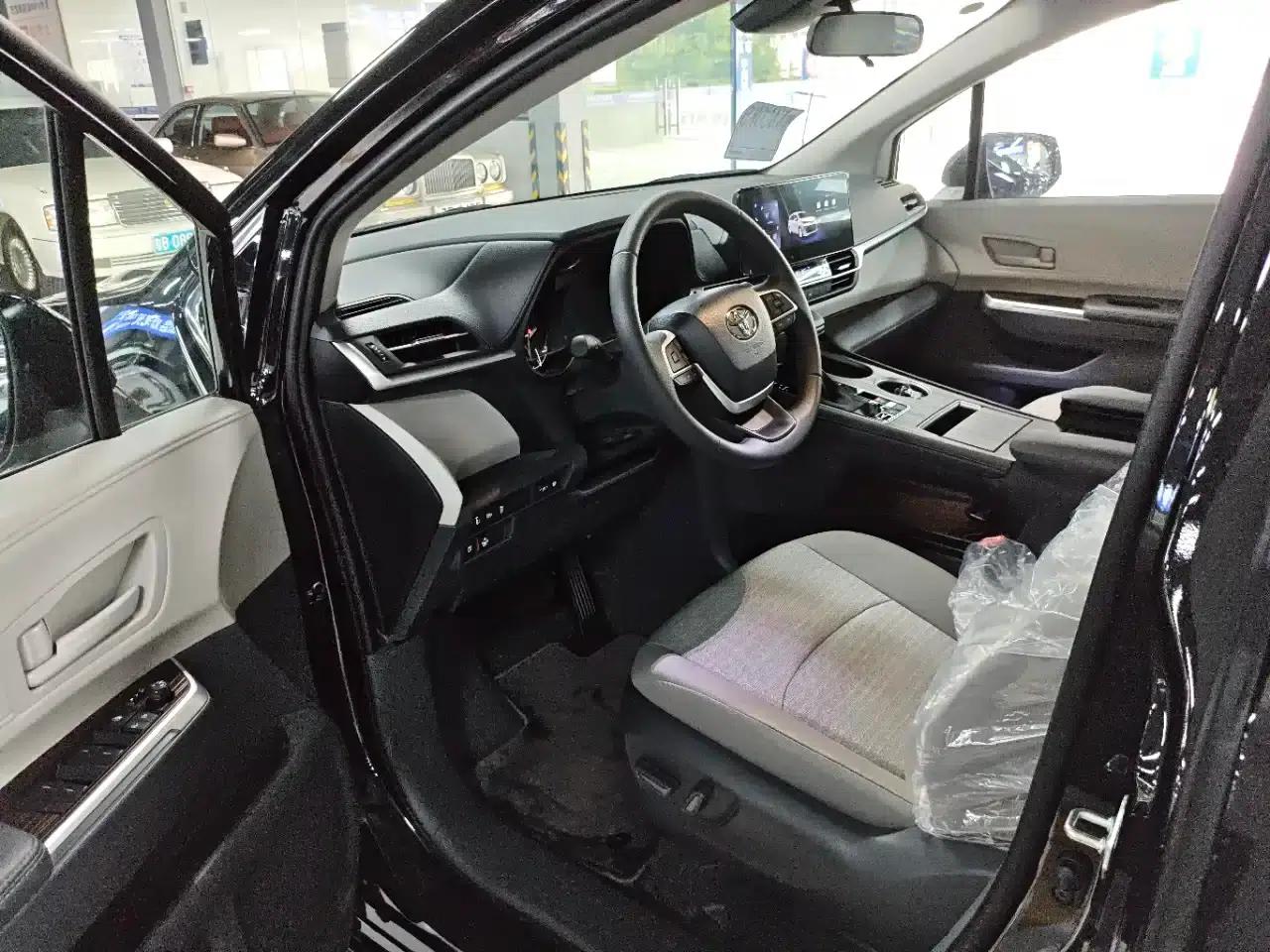 2026 Sienna 2.5L Hybrid 2WD Comfort Edition — миниатюра 4